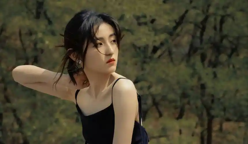 张子枫黑色吊带连衣裙性感美背写真_高跟鞋_银色_锁骨