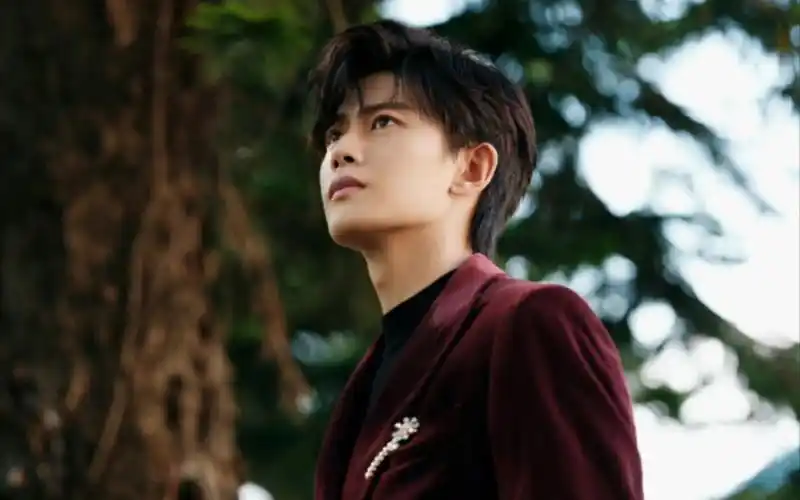 请查收今日份任嘉伦allen浪漫新片～拥抱任式优雅