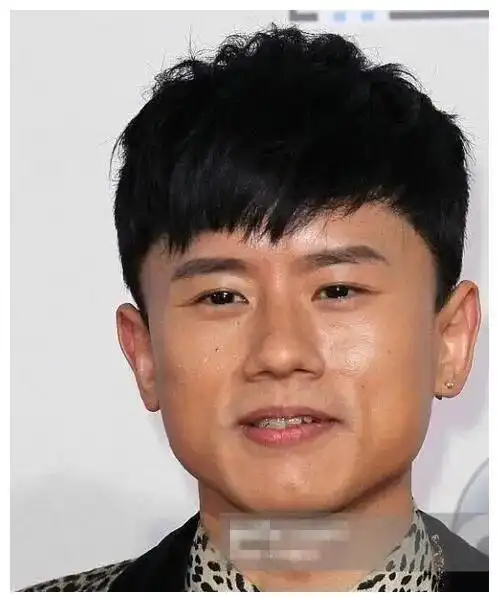 男星脸部大特写,王俊凯油腻,千玺有痘坑,只有他能让人安静下来__财经