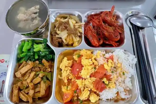 五个大学生晒食堂饭菜,差别巨大,网友:没有对比就没有伤害