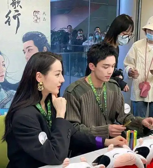 原创原创长歌行超甜互动吴磊闭眼给迪丽热巴系蝴蝶结粉丝磕到了