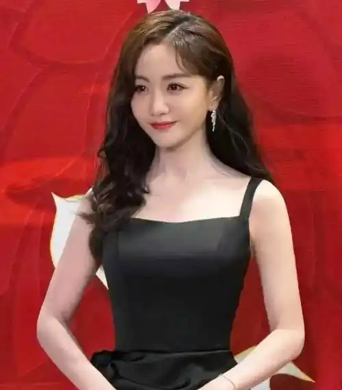杨蓉黑色吊带搭配卷发太绝了,谁敢相信这是42岁的状态_当红_名利场