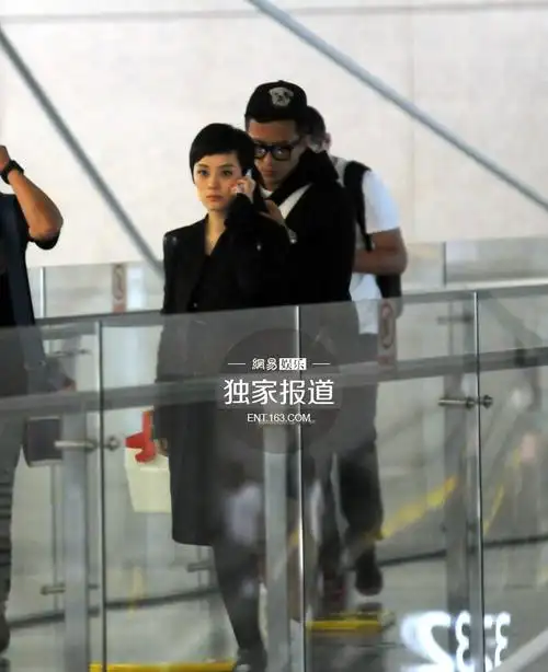 孙俪邓超深夜现身机场 两人有说有笑