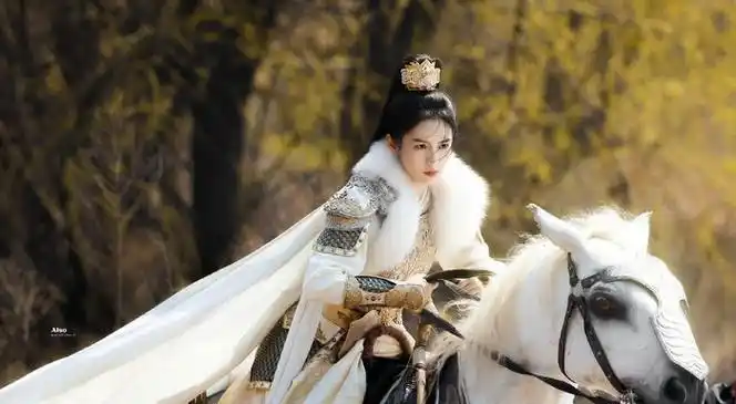 真的爱惨了每一张骑马的周也女将军