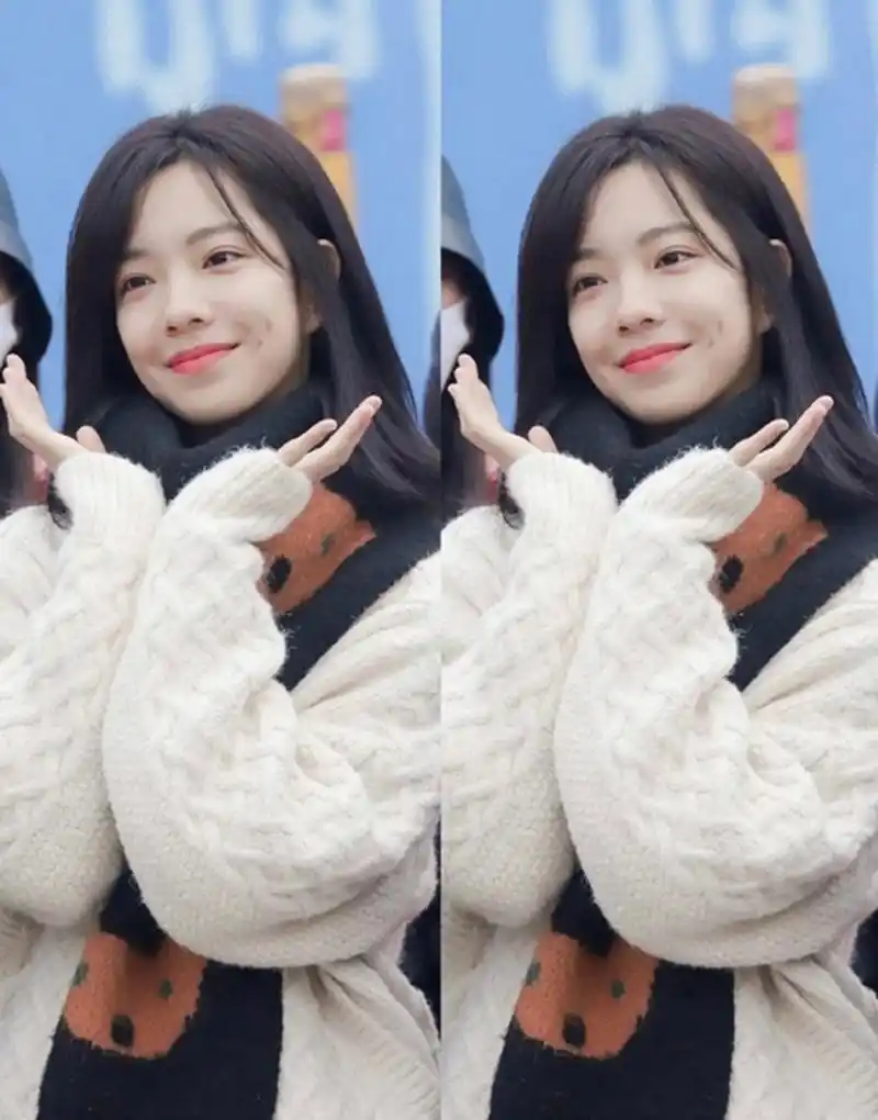 她的酒窝和梨涡都非常迷人,微笑的眼睛更是让人心醉.