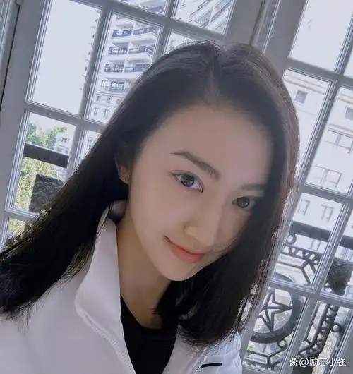 在照片中,景甜身穿白色休闲外套,素颜状态超好,微笑着面对着镜头,看