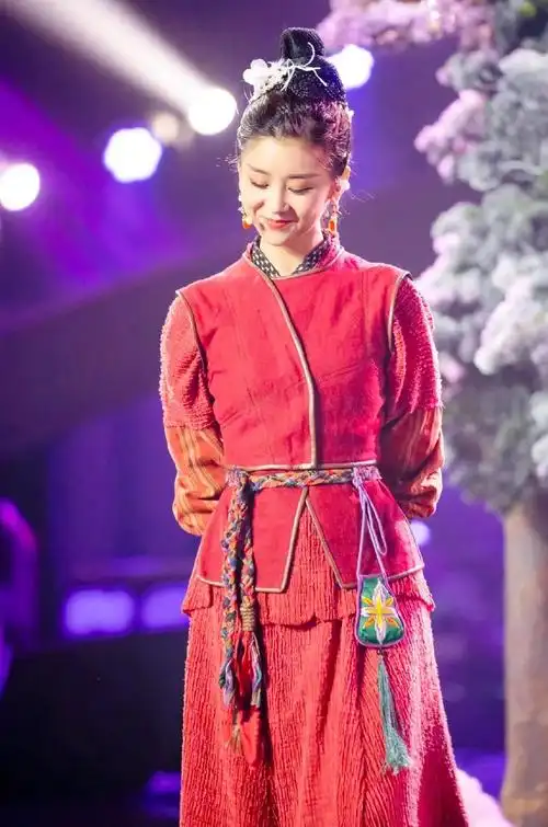 李小萌,惊艳迷人,端庄大方的写真照!__财经头条