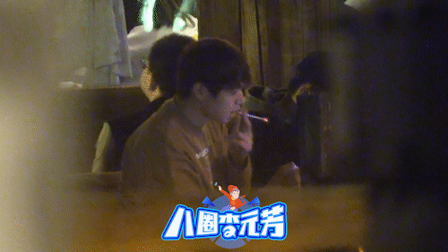 魏大勋酒吧抽烟一脸"落寞" 张艺兴聚餐默默吃面