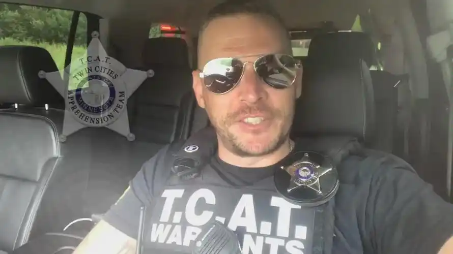 美国赏金猎人再次追捕一名重案逃犯