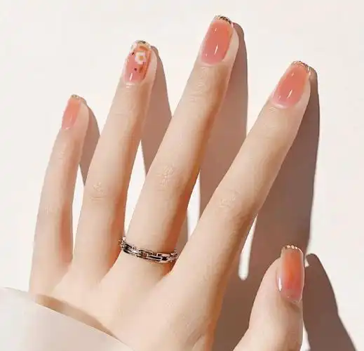 2021新款式气质显白法式美甲图