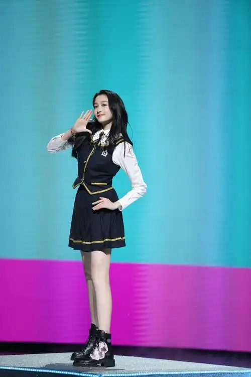 还有@关晓彤男团舞初亮相,就在今晚20:20王牌对王牌!