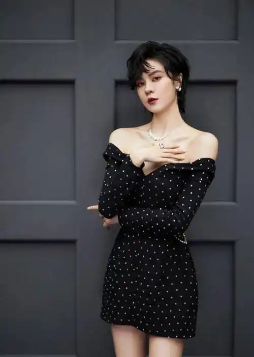 郁可唯在翻唱他人歌曲时也很厉害,之前翻唱任贤齐的《天涯》时,就受到