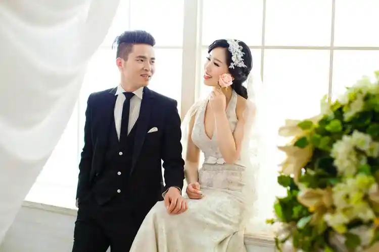 梅海伍倩婚礼邀请函