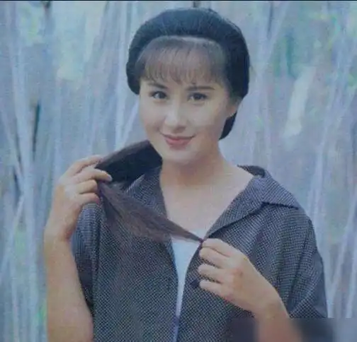 为江欣燕喜欢的一个包包,张卫健便四处借钱给她买来,对待这段感情