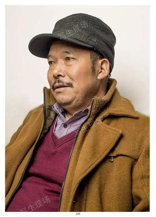 写生现场肖像照片在形体饱满程度和黑白灰层级关系上做了加强光影关系