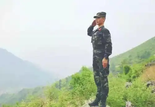 敬礼!阅兵场上背对舞台的哨兵