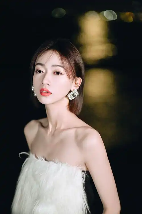 吴谨言海边大片温馨浪漫 毛绒抹胸裙秀香肩锁骨姿态动人