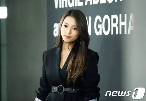 最新行程丨sistar出身尹宝拉有望与keyeast娱乐签订专属合约!