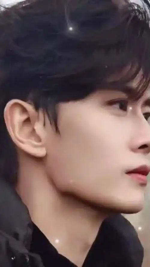 任嘉伦 #任嘉伦巴黎时装周 #完美侧颜杀 #从漫画里走出来的男孩 阎档