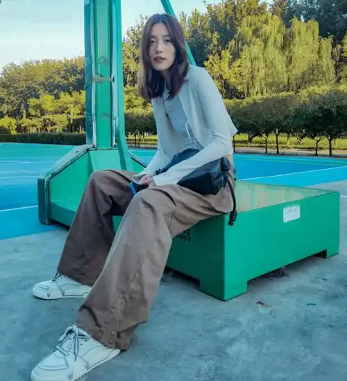 9月2日,"大表姐"刘雯在社交平台上晒出一组美照,这是她的日常生活照