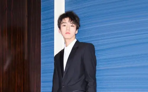 王俊凯黑西装帅气写真图片桌面壁纸