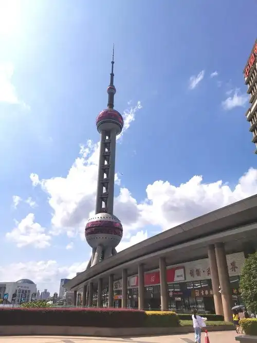 东方明珠坐落于上海黄浦江畔同时也是浦东陆家嘴标志性地标建筑
