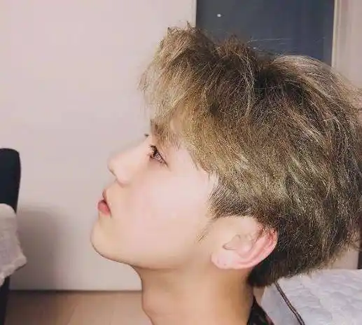 小时候的鹿晗和现在一样很爱笑,比起现在的爽朗,儿时的他则多了几分