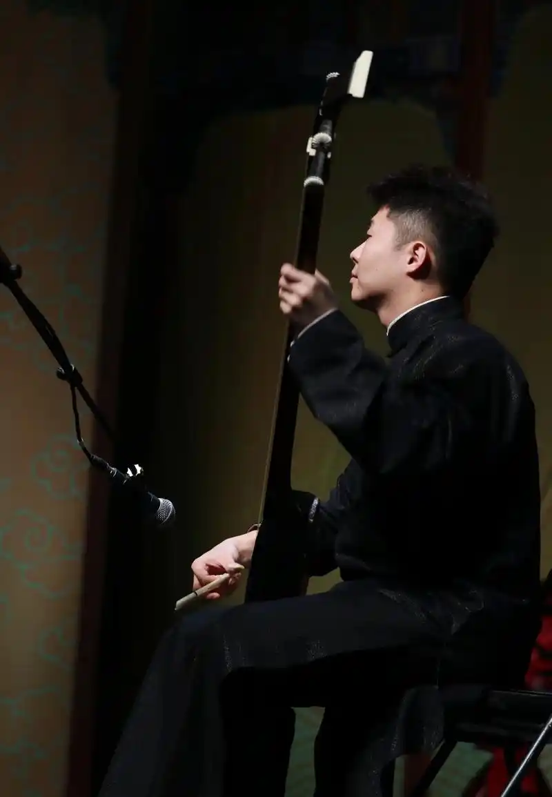 先生手拿三弦,身着大褂长衫#周九良 #三弦  - 抖音