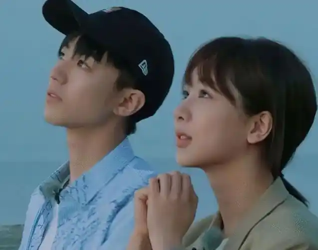 王俊凯给杨紫发消息董子健恰好看到内容露出姨母笑交情不浅