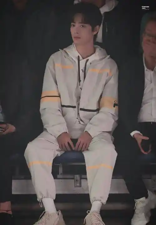 一身白色卫衣 白色裤子的战战清新简约干净帅气.