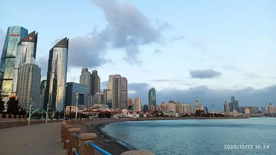 今日的青岛天气阳光明媚但比较冷中午下了瞬间雪花~~海边云美极了