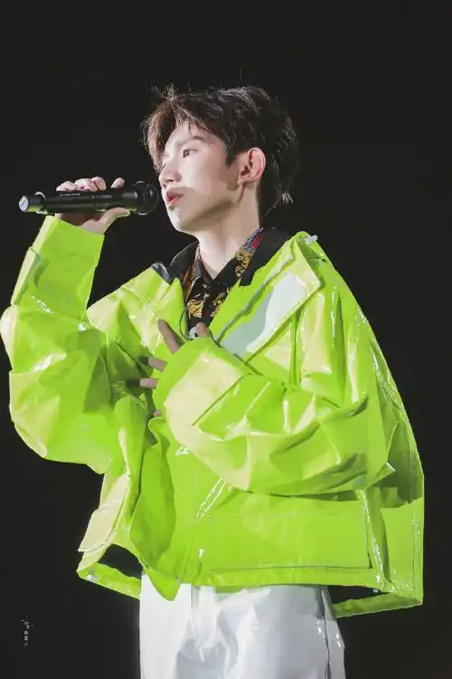 每人和王源说一声晚安