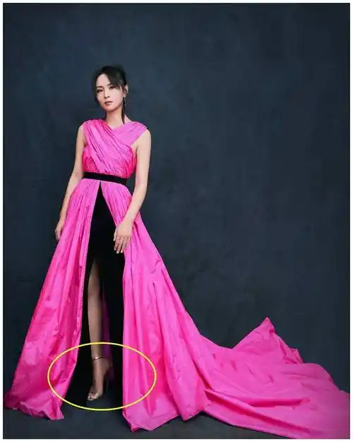 这样不仅能静静地露出脚来,周笔畅为这条裙子塑形也足够了!