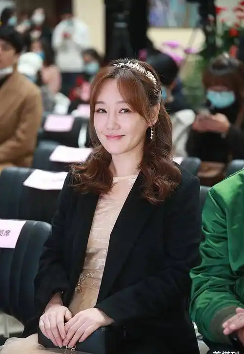 42岁薛佳凝老了,穿粉裙出席活动,法令纹颈纹明显但气质更佳了_胡歌_纱