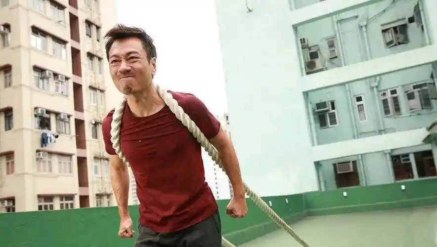 回来,年近6旬的黎耀祥,依然活跃在第一线,和他同时代的刘青云,古天乐