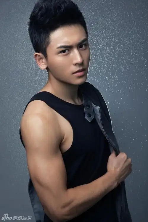 组图:张哲瀚写真鬼马可爱又刚毅帅气