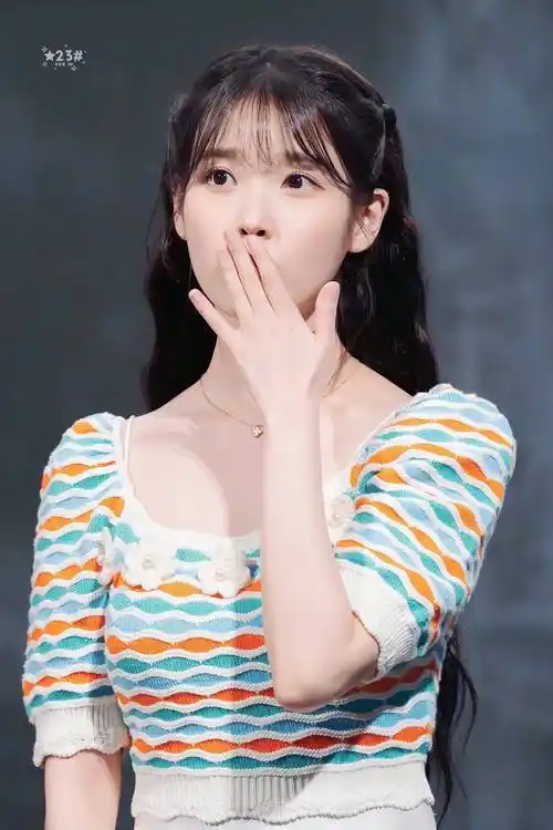 李知恩iuaena条纹上衣俏皮写真