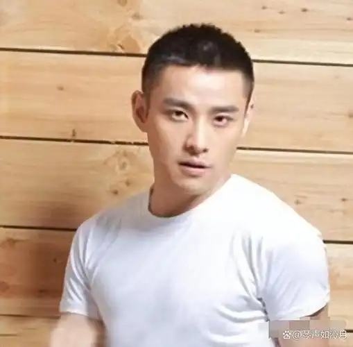 男人过了40岁,发型尽量不要留寸头,油头,换成这些才优雅有格调