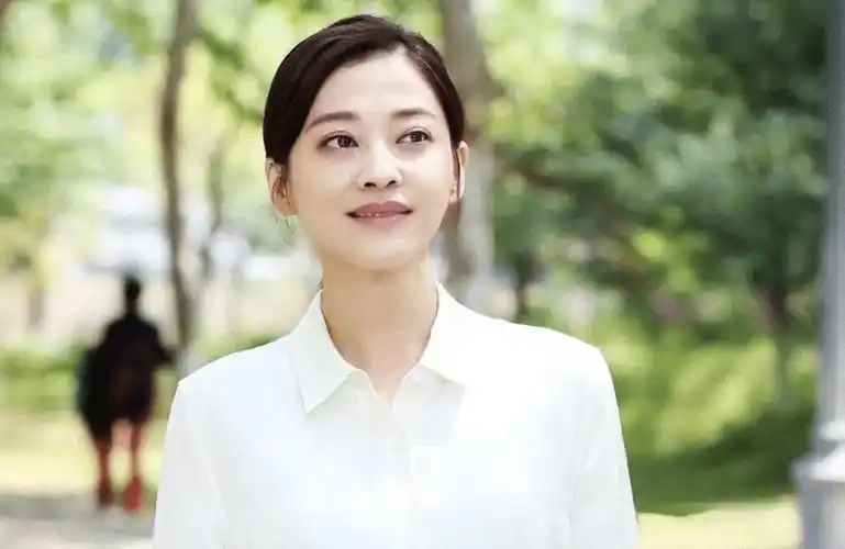 张卫国的夏天梅婷上线黑眼圈法令纹仍然抵消不掉美人气质