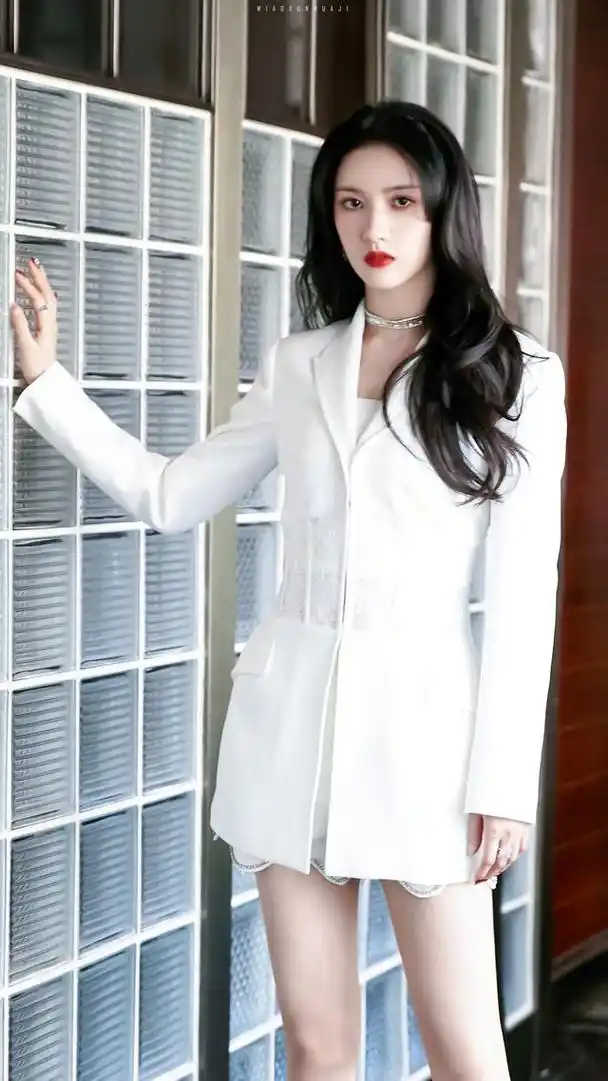 刘些宁身穿白色西装,蕾丝拼接设计优雅迷人,长卷发增添温柔气质