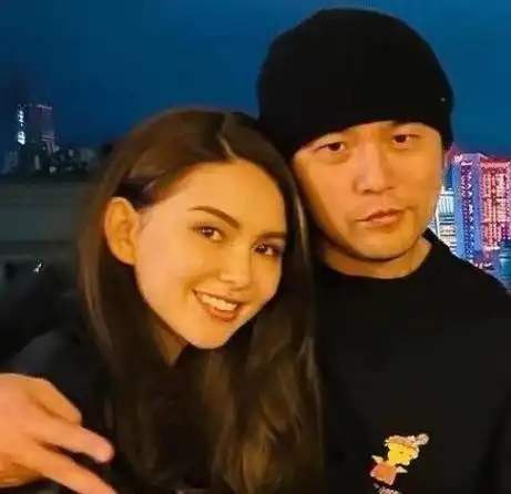 太甜了周杰伦替老婆挡酒宠溺一脸婚戒不离手聚餐带昆凌