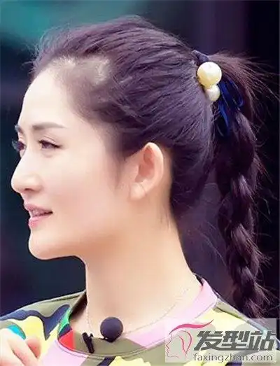 网络红人高马尾麻花辫上粗下细堪称减龄必备神器