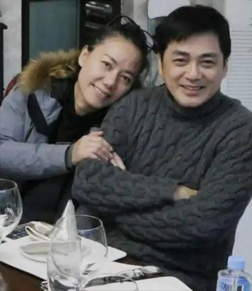 光头的汤镇业跟汤镇宗合体泡温泉网友汤镇业比汤镇宗帅多了