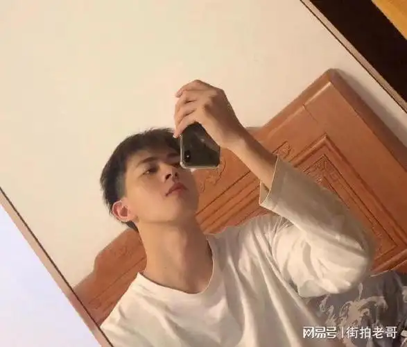 来自深圳的03年小哥哥身高185cm颜值在线网友表示太可了