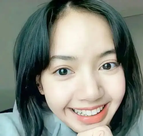 omg子!lisa素颜露额头自拍了!没有刘海的莎莎子没内味儿了?