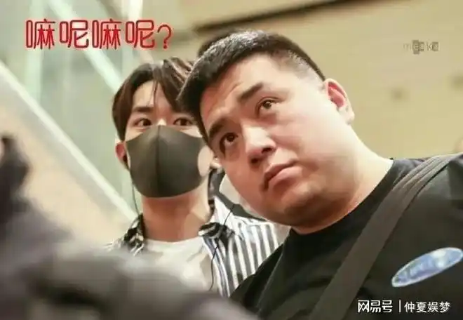 "胖虎"本名何其龙,曾经是一名摔跤冠军,拿了无数奖杯,后来成了千玺的