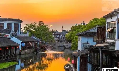 夕阳西下时遇见江南水乡同里古镇美丽的黄昏