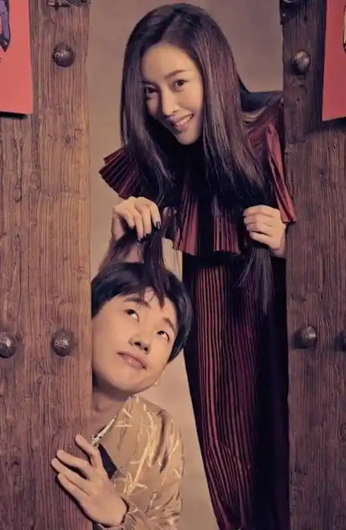 张天爱和小8岁郭麒麟拍写真,两人的姿势被00后模仿,专属时尚_时候