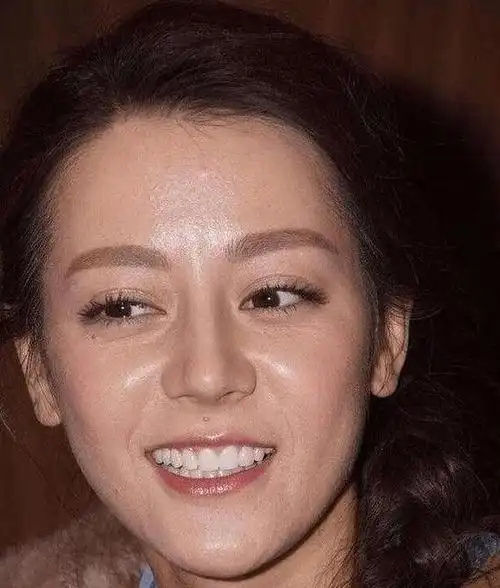 李沁的素颜照是这样的,虽然没有化完妆之后显得精神,但是五官还兽无