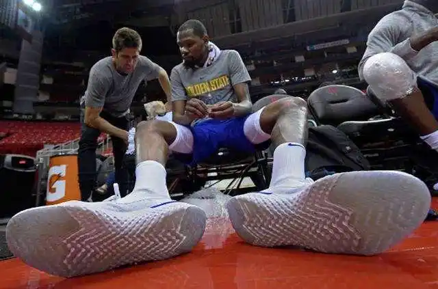 图看nba里的大脚怪姚明53码垫底杜兰特的大脚镜头差点拍不全